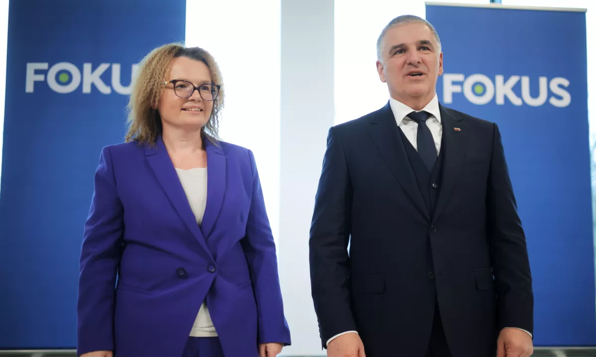 Prva glava troglave družine, predsednik NSi Jernej Vrtovec, je en ministrski stolček prepustil Fokusu, nobenega SLS, za svojo stranko pa je zadržal štiri.