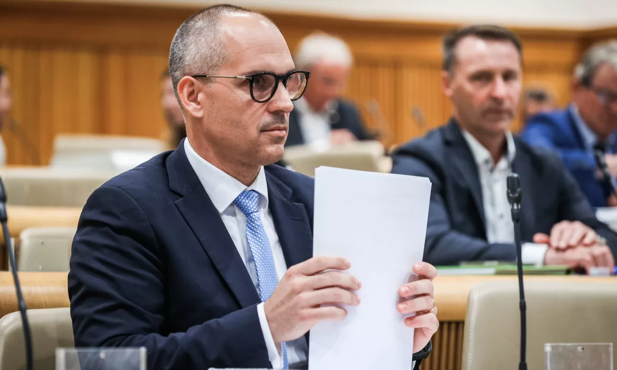 Tadej Ostrc, ki se mu obeta mesto ministra za zdravje, napoveduje uporabo vseh razpoložljivih zmogljivosti pod enakimi pogoji.