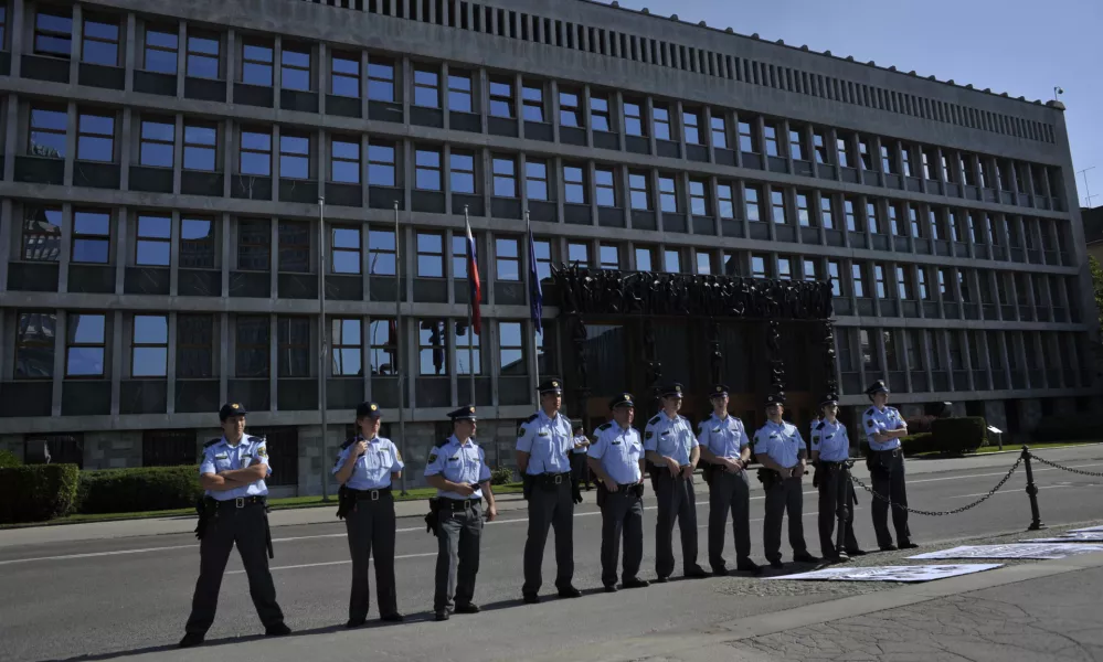 - ilustrativna fotografijapolicisti, državni zbor, policijski sindikat, varovanje državnega zbora, varovanje parlamenta, parlamentizgredi  - Gibanje 15o - akcija Blokada DZ - aktivisti izrazili absolutno zavračanje varčevalnih ukrepov, tiranije dolga in krizne diktature, protest, stavba  //FOTO: Tomaž Zajel&scaron;nik