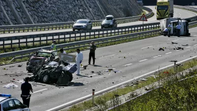 - Karteljevo 2012 - prometna nesreča zaradi vožnje v nasprotno smer - dolenjska avtocesta na Karteljevskem klancu v smeri proti Novemu mestu - nesrečo je povzročila voznica, ki je vozila v nasprotno smer. Trčila so tri vozila, povzročiteljica nesreče in 77-letna voznica drugega vozila sta v nesreči umrli,//FOTO: Bojan Velikonja