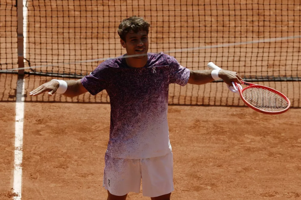 Tennis - French Open - Roland Garros, Paris, France - June 1, 2026 Italy's Flavio Cobolli celebrates after winning his fourth round match against Zachary Svajda of the U.S. REUTERS/Benoit Tessier