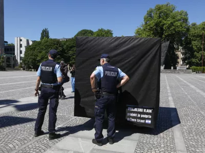 Točno ob 11:00 bomo na Trgu republike izvedli simbolično akcijo, ki bo ponazorila vso absurdnost trenutne politične situacije in tudi z lastnimi besedami politikov najbolj nazorno možno predstavila njihovo izdajo volilk in volilcev, ki so jim verjeli.. protest black cube foto luka cjuha / Foto: Luka Cjuha