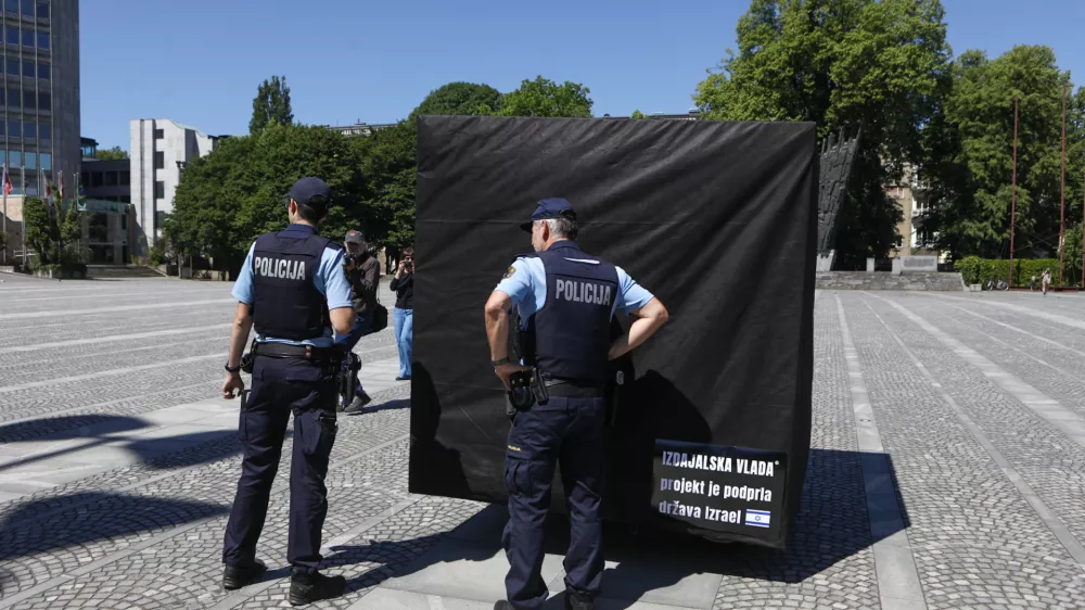 Točno ob 11:00 bomo na Trgu republike izvedli simbolično akcijo, ki bo ponazorila vso absurdnost trenutne politične situacije in tudi z lastnimi besedami politikov najbolj nazorno možno predstavila njihovo izdajo volilk in volilcev, ki so jim verjeli.. protest black cube foto luka cjuha / Foto: Luka Cjuha