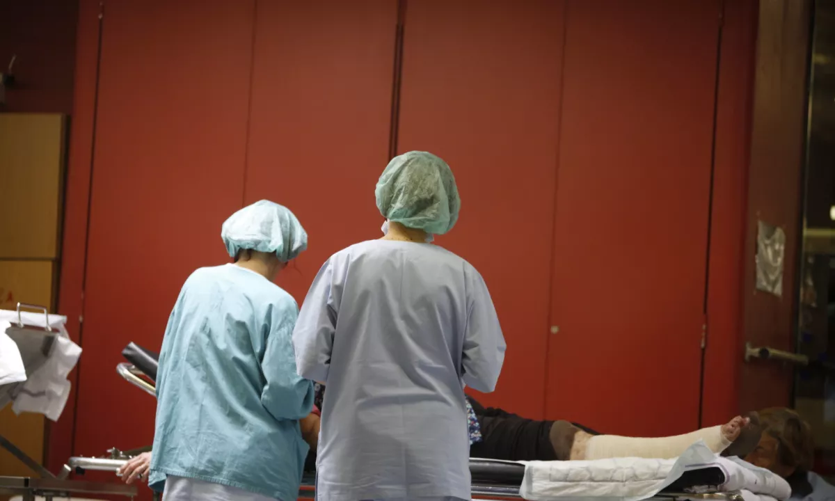 V javnih bolnišnicah in zdravstvenih domovih se bojijo posledic zadnjih potez odhajajoče vlade, pa tudi prvih korakov bodočih oblasti. Ko se zmanjšuje stabilnost javnih zavodov, težave prej ali slej občutijo tudi bolniki, so posvarili.