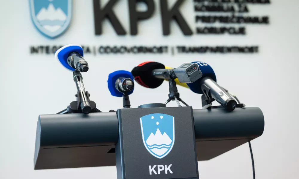 Ljubljana, prostori KPK.Izjava za medije namestnice predsednika Komisije za preprecevanje korupcije (KPK) Tine Divjak v zvezi z zahtevkom za revizijo javnega narocila za nakup helikopterjev.