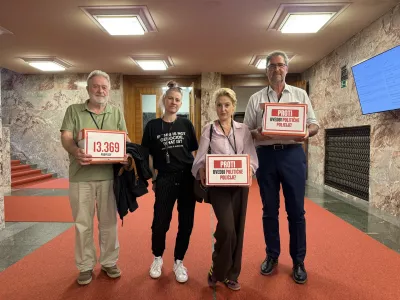 Ljubljana, DZ.Skupina drzavljanov je v DZ vlozila 13369 podpisov pod pobudo za zacetek postopkov za naknadni zakonodajni referendum o noveli zakona o parlamentarni preiskavi. Foto: STA