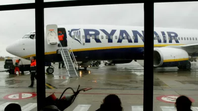FILE PHOTO: Travellers wait in front of a passenger jet belonging to Irish discount airline Ryanair at Charleroi airport in southern Belgium, February 2, 2004. REUTERS/Yves Herman/File Photo     GLOBAL BUSINESS WEEK AHEAD   SEARCH GLOBAL BUSINESS 24 JUL FOR ALL IMAGES