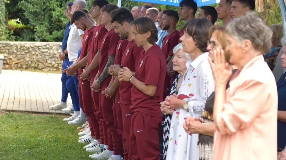 Člani hrva&scaron;ke nogometne reprezentance so presenetili vernike, ko so nenapovedano pri&scaron;li k ma&scaron;i in pomolil.,F Re&scaron;ka nad&scaron;kofija