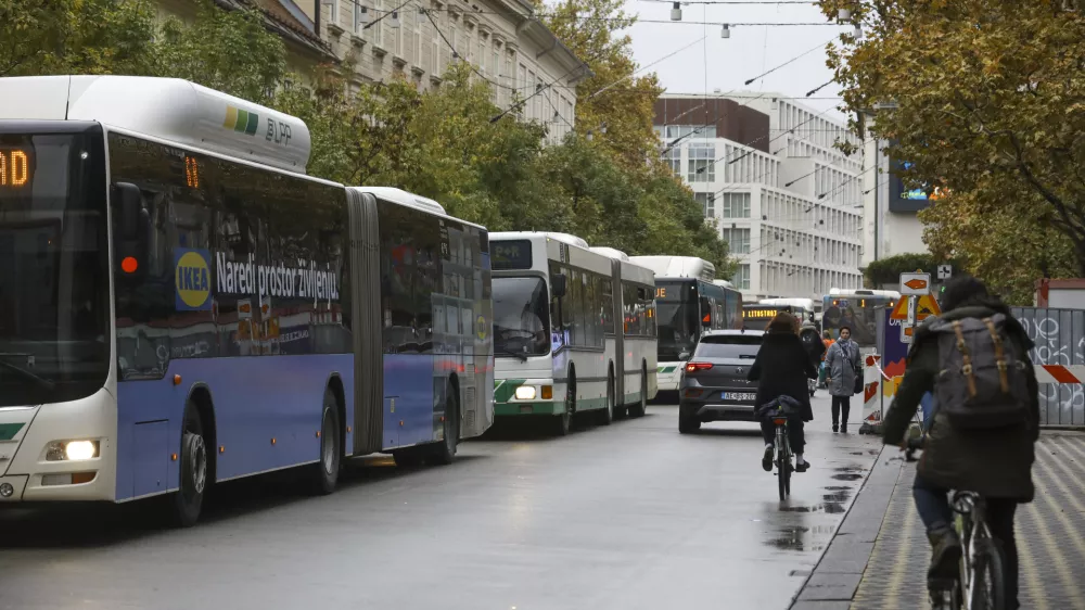- 10.11.2023 &ndash; Slovenska cesta - promet - avtobus LPP //FOTO: Luka Cjuha