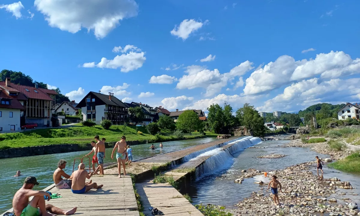 Zaradi povečane nevarnosti sta vodna zabava in zadrževanje na območju odsvetovana.