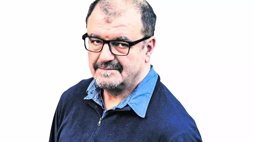 Ahmed Burić, kolumnist Dnevnika------COLORPSAV PERMANENT PROSIM !!!