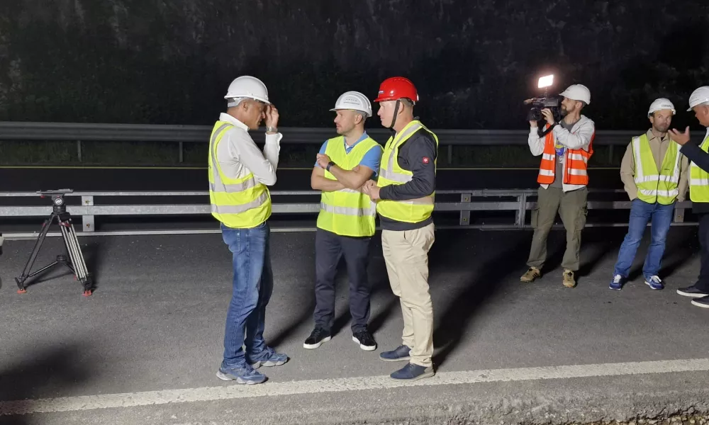 Postojna.Minister za infrastrukturo in energetiko Jernej Vrtovec si je v spremstvu predstavnikov druzbe Dars ogledal potek obnovitvenih del na odseku primorske avtoceste med Ravbarkomando in Postojno.