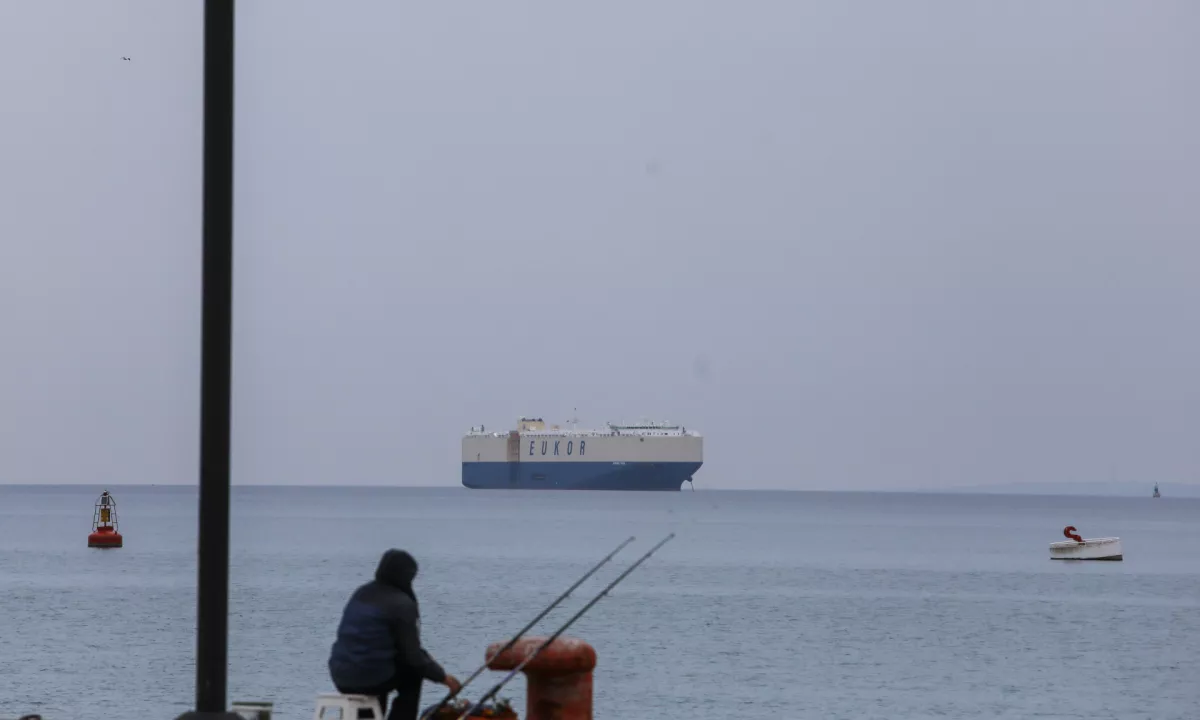 Ankaran in Koper na nasprotnih bregovih, v ozadju milijoni