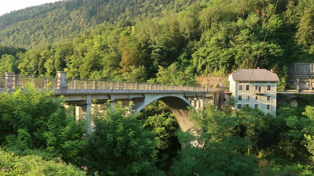 Most čez Idrijco, Postaja, dostop do železni&scaron;ke postaje Most na Soči, v času nastanka l. 1905 je bil tretji največji betonski most na svetu