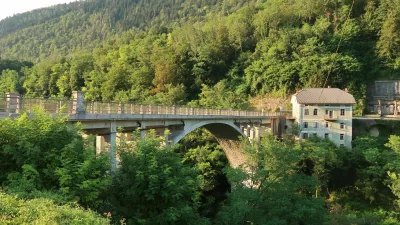 Most čez Idrijco, Postaja, dostop do železni&scaron;ke postaje Most na Soči, v času nastanka l. 1905 je bil tretji največji betonski most na svetu