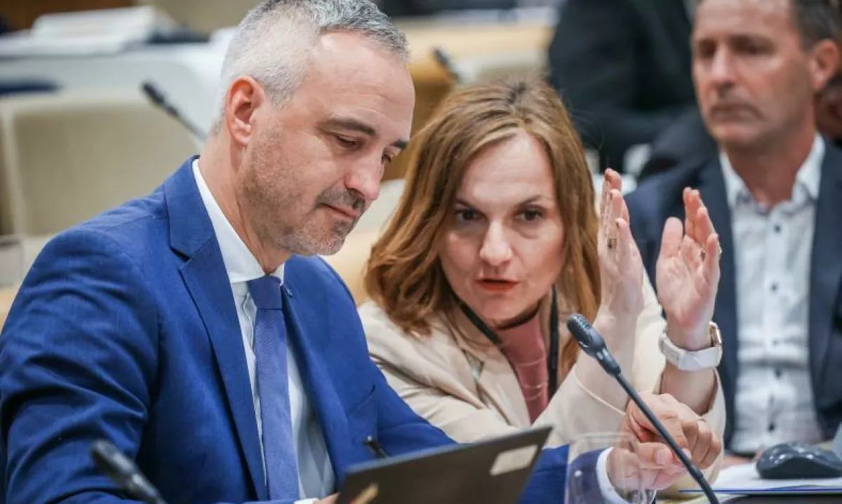 Nova vlada bi utegnila že v četrtek imenovati tudi državne sekretarje na ministrstvih. Razkrivamo nekatera imena.