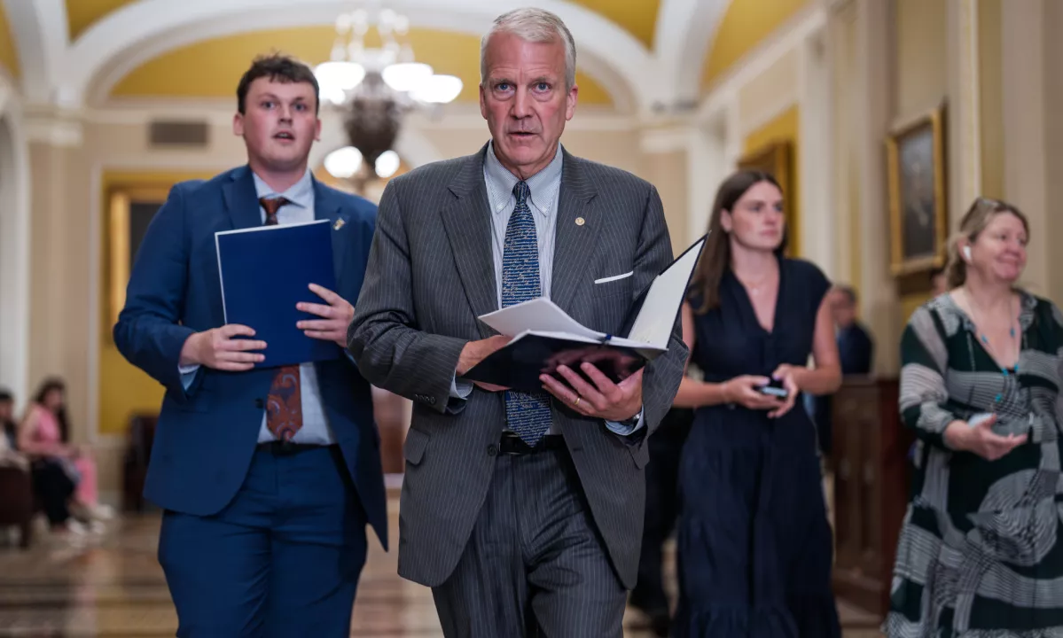 Republikanski senator z Aljaske Dan Sullivan se poteguje za ponovno izvolitev, štrene pa mu meša soimenjak Dan Sullivan, ki je prav tako vložil republikansko kandidaturo.