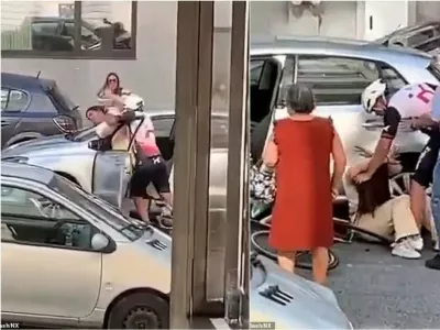 V primeru "cestnega besa" (road rage) je kolesar na Portugalskem napadel voznico avtomobila. 