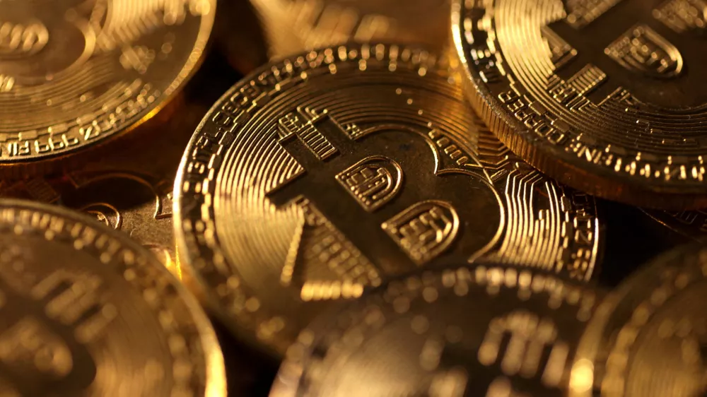 FILE PHOTO: Representations of cryptocurrency bitcoin are seen in this illustration taken November 25, 2024. REUTERS/Dado Ruvic/Illustration/File Photo