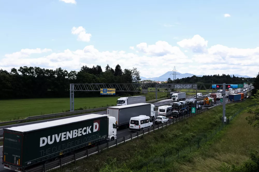 - 04.06.2026. Poletni zastoj na zahodni ljubljanski obvoznici, avtocesta v smeri Primorske. Kolona na Avtocesti.//FOTO: Bojan Velikonja