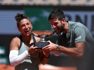Tennis - French Open - Roland Garros, Paris, France - June 4, 2026 Italy's Sara Errani and Italy's Andrea Vavassori celebrate with the mixed doubles trophy after winning their final match against Evan King of the U.S. and Canada's Gabriela Dabrowski REUTERS/Stephane Mahe