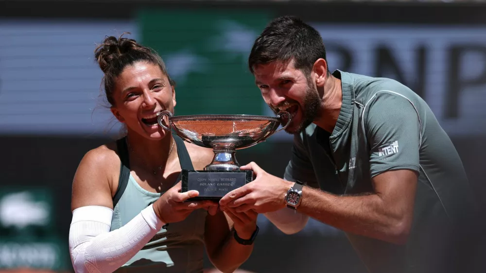 Tennis - French Open - Roland Garros, Paris, France - June 4, 2026 Italy's Sara Errani and Italy's Andrea Vavassori celebrate with the mixed doubles trophy after winning their final match against Evan King of the U.S. and Canada's Gabriela Dabrowski REUTERS/Stephane Mahe