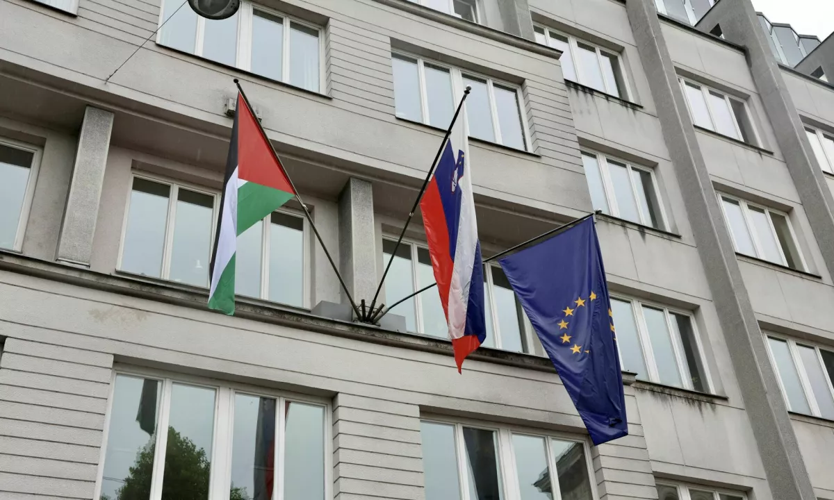 Kaj je bilo eno prvih dejanj 4. Janševe vlade? S pročelja vladne pačale so sneli palestinsko zastavo.
