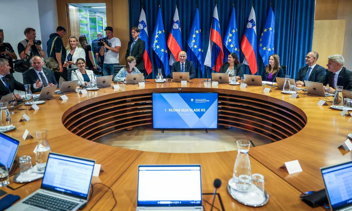 Na ustanovni seji nove vlade Janeza Janše so že imenovali nove državne sekretarje na ministrstvih, prav tako nove generalne sekretarje. Zamenjali so tudi generalne direktorje direktoratov.