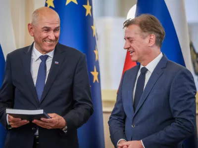 Ljubljana, vlada.Izjava za medije odhajajocega in novega predsednika vlade Roberta Goloba ter Janeza Janse.