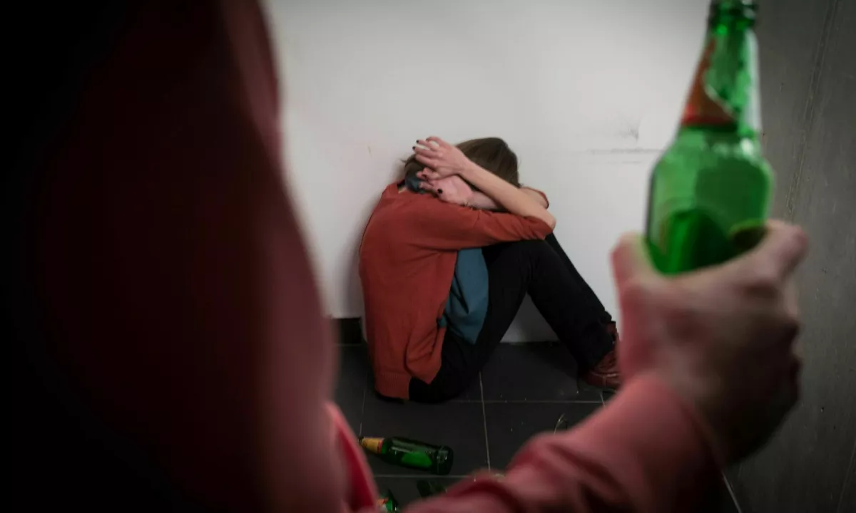 Na Nizozemskem so aretirali štiri moške, ki naj bi omamljali in posiljevali svoje partnerice. Posnetke zlorab naj bi delili na spletu.