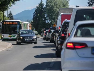Opekarska cesta- 26.05.2017 - Ljubljana - zgo&scaron;čen promet na ljubljanskih ulicah - gost promet z zastoji zaradi prometne konice - kolone vozil - prometni zastoj --   //FOTO: Bojan Velikonja