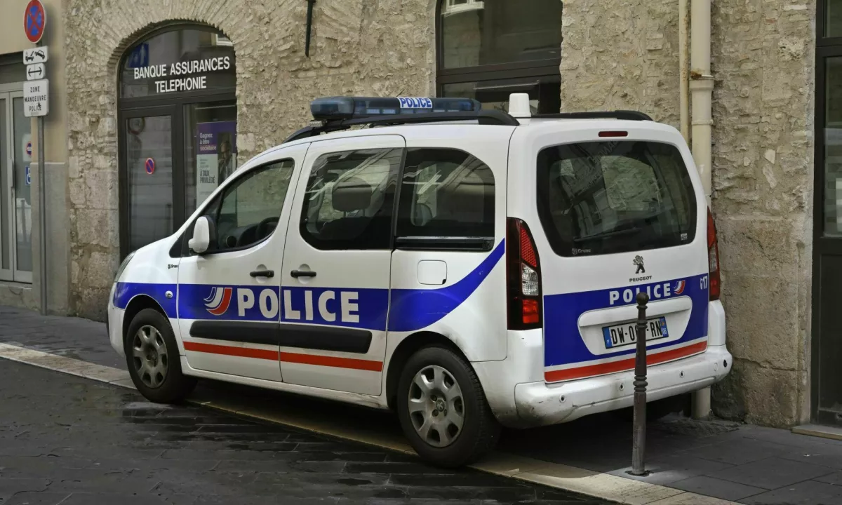 Več dni po njenem izginotju so v Franciji našli truplo enajstletne deklice. Glavni osumljenec je bil v preteklosti že prijavljen za spolno  zlorabo otrok, a so vse institucije zatajile. On zanika, da bi deklici  storil kaj žalega.