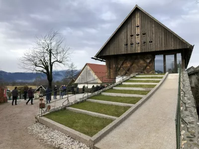 Vrba, Pre&scaron;eren, prenovljeno gospodarsko poslopje