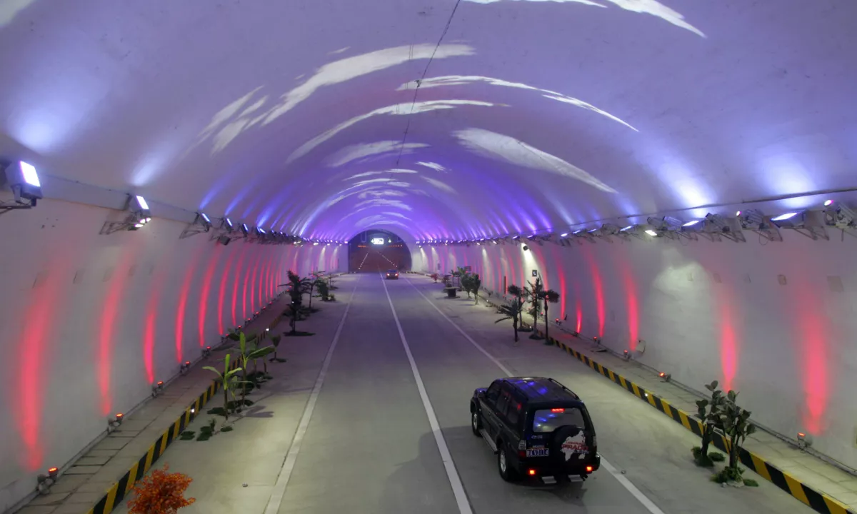 Projektanti cestne infrastrukture imajo včasih zelo zanimive rešitve, še posebej pa so si dali duška pri kitajskem predoru Zhongnanshan.