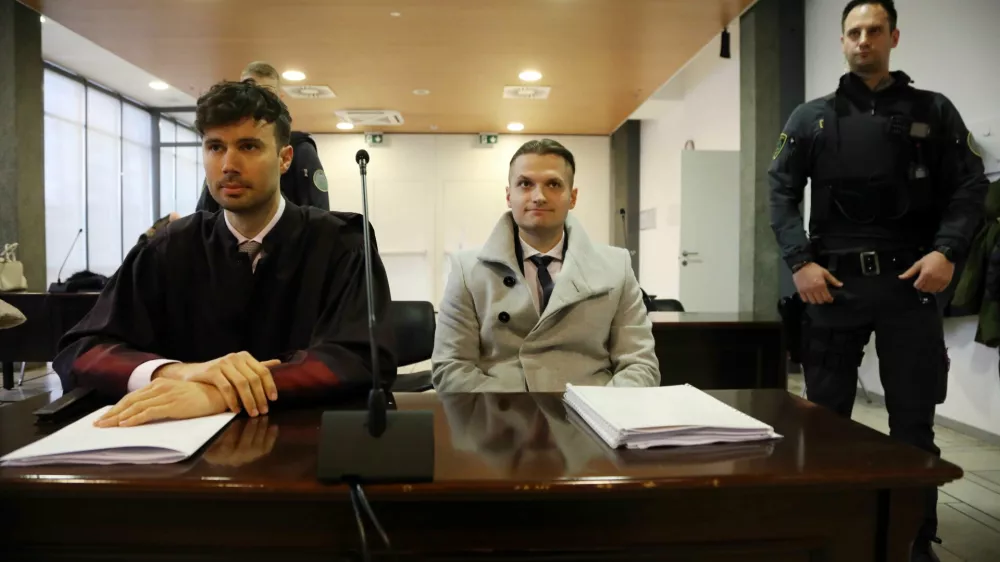 obtoženi Blaž Kadivec in odvetnik Miha &Scaron;o&scaron;ič28.12.2022 - sojenje primer Kava&scaron;ki klan - nadaljevanje predobravnavnih narokov domnevnim članom slovenskega dela Kava&scaron;kega klana, ta izvira iz Črne gore &ndash; tožilstvo očita, da naj bi vsaj od decembra 2018 do maja 2021 na območju več držav v okviru hierarhično organizirane kriminalne združbe na veliko trgovali z drogo. Foto: Tomaž Skale