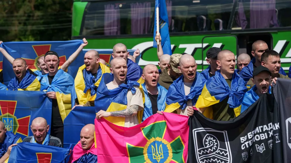 Ukrainian soldiers pose for a photo after returning from captivity after a POWs exchange between Russia and Ukraine, in Chernyhiv region, Ukraine, Friday, June 5, 2026. (AP Photo/Evgeniy Maloletka)
