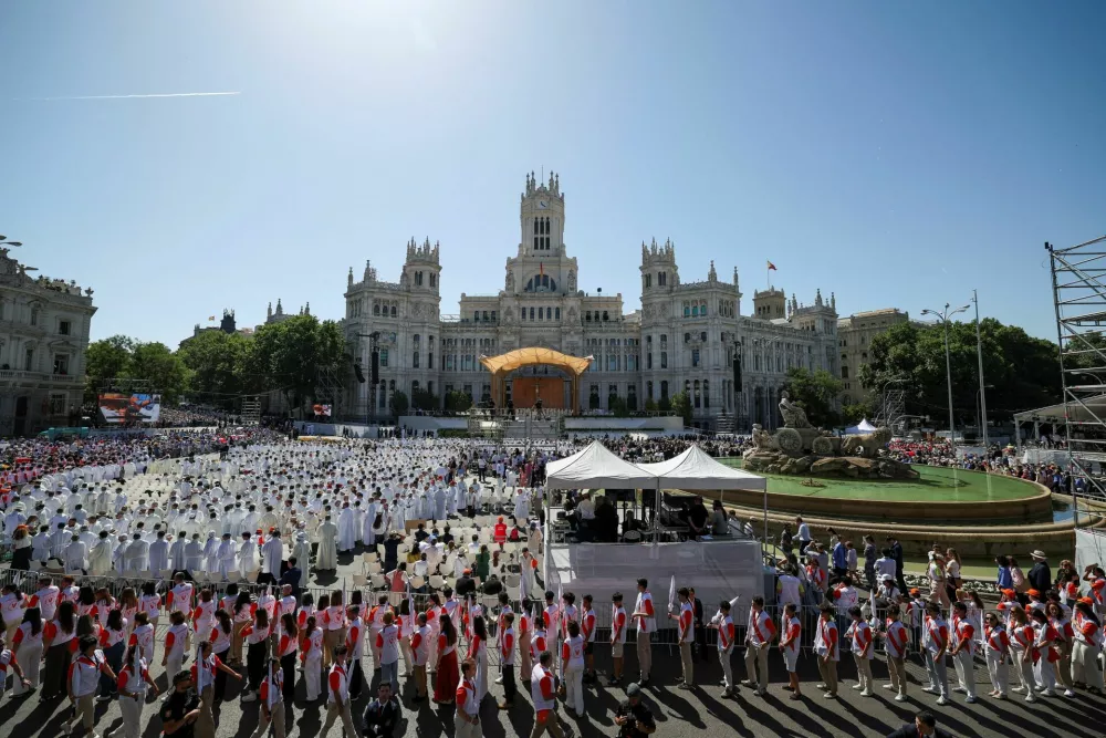 The faithful attend a Holy Mass celebrated by Pope Leo XIV at Plaza de Cibeles during his apostolic journey in Madrid, Spain, June 7, 2026. REUTERS/Violeta Santos Moura   TPX IMAGES OF THE DAY