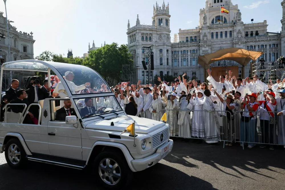 Pope Leo XIV greets the faithful as he arrives to celebrate Holy Mass at Plaza de Cibeles, during his apostolic journey in Madrid, Spain, June 7, 2026. REUTERS/Violeta Santos Moura   TPX IMAGES OF THE DAY