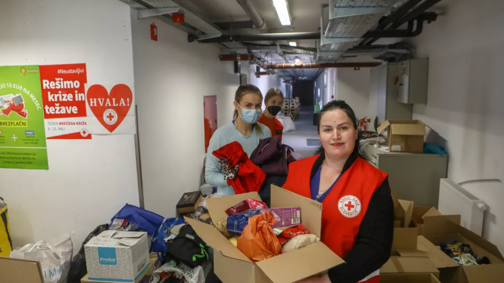 - 03.03.2022 &ndash; Logatec - Humanitarni center RKS - Rdeči križ Slovenije - zbiranje hrane in higienskih pripomočkov za begunce in prizadete iz Ukrajine &ndash; vojna v Ukrajini &ndash; osmi dan voja&scaron;ke agresije Rusije na Ukrajino &ndash; humanitarna pomoč //FOTO: Luka Cjuha. / Foto: Luka Cjuha