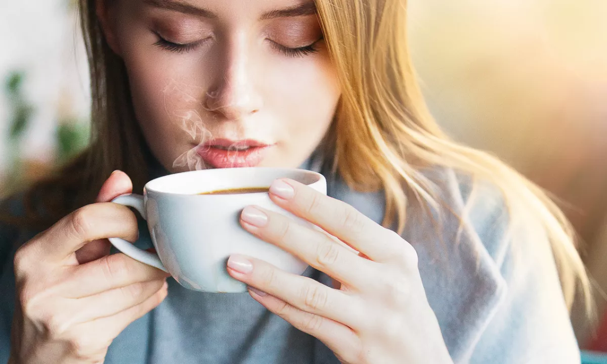 Mnenja so različna – nekateri svetujejo, da se kofeinu izogn