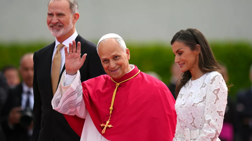 Pope Leo XIV next to King Felipe and Queen Letizia arrives at Adolfo Suarez-Madrid Barajas Airport in Madrid, Spain, Saturday, June 6, 2026, at the start of a seven-day pastoral visit to mainland Spain and the Canary Islands. (AP Photo/Manu Fernandez)