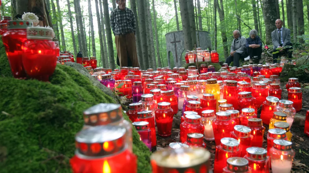 - spominska slovesnost z ma&scaron;o v spomin žrtvam komunističnega nasilja med in po drugi svetovni vojni na Slovenskem, ki jo pripravlja Nova slovenska zaveza; grobi&scaron;če ob breznu pod Krenom - Kočevski rog     /FOTO: Luka Cjuha