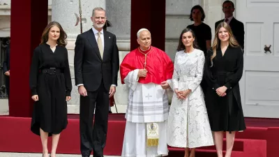Spain's King Felipe, Queen Letizia and their daughters Leonor, Princess of Asturias and Infanta Sofia receive Pope Leo XIV at the Royal Palace, during his apostolic journey, in Madrid, Spain, June 6, 2026. REUTERS/Yara Nardi