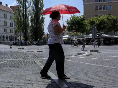 - senčnik - dežnik - za&scaron;čita pred soncem- 17.07.2015 - vremenska slika v Ljubljani - poletje - vročina - vročinski val - visoke temperature - najvi&scaron;je dnevne temperature do 37 stopinj Celzija -       ///FOTO: Jaka Gasar