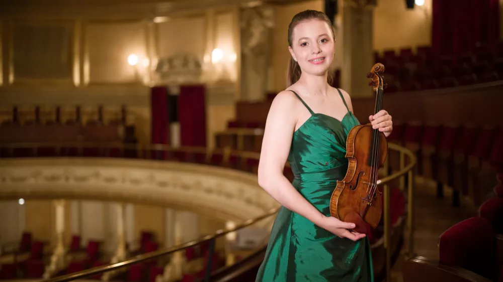 Mlada glasbenica z več kot tri stoletja staro violino