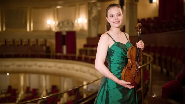 Mlada glasbenica z več kot tri stoletja staro violino