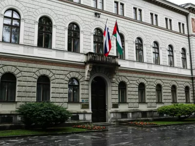 Palestinska zastava izobe&scaron;ena nad vhodom v urad predsednice države Pirc Musar Erjavčeva 17 Ljubljana