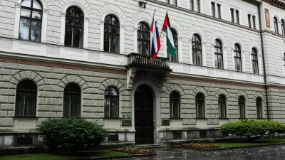 Palestinska zastava izobe&scaron;ena nad vhodom v urad predsednice države Pirc Musar Erjavčeva 17 Ljubljana