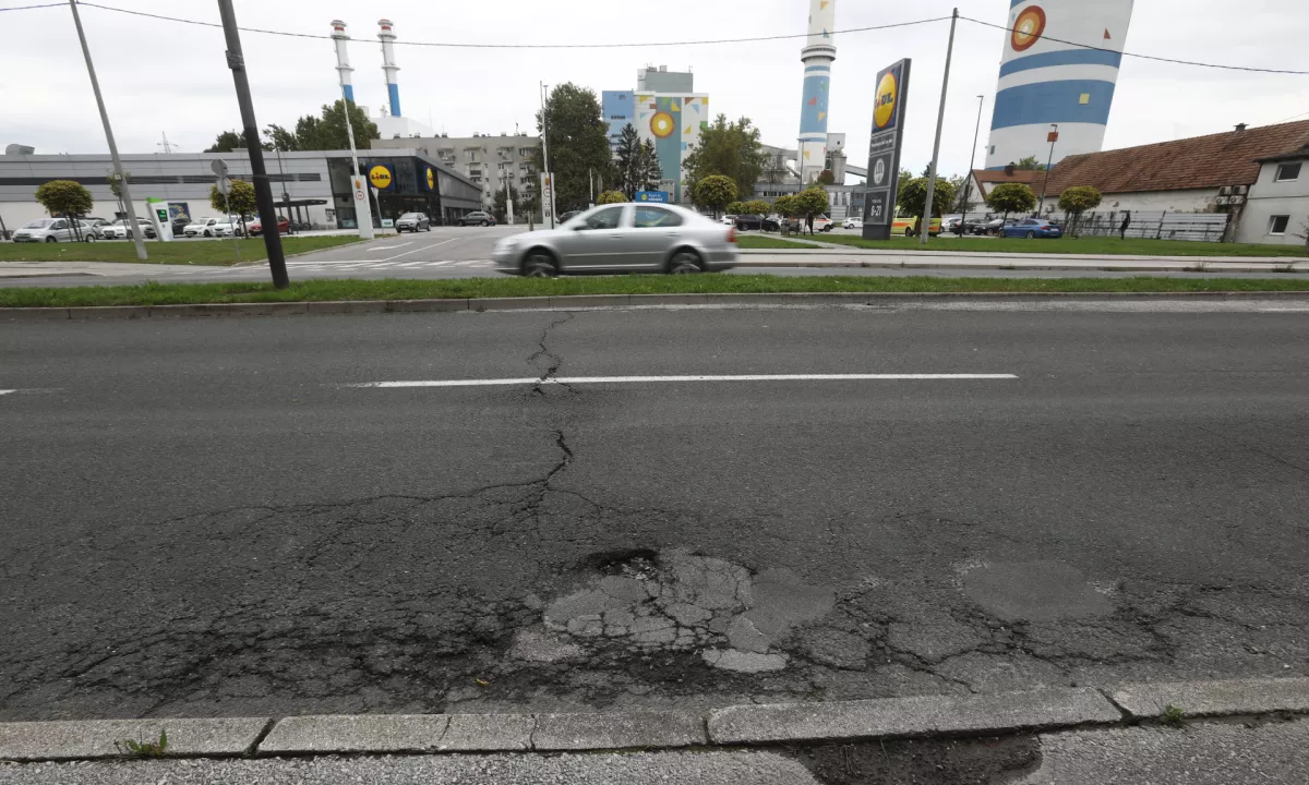 Neznani storilec je vstopil v prodajalno in s pištolo od usl
