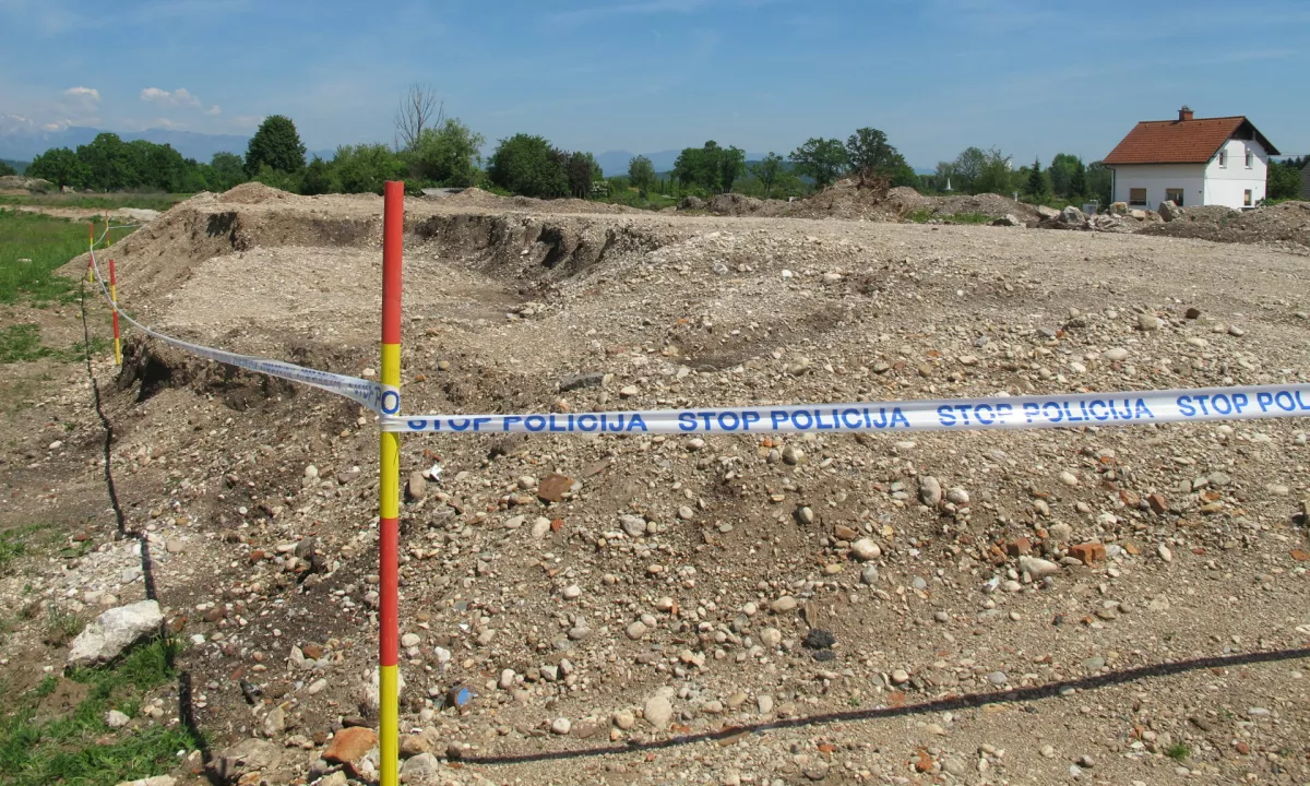 Voznik je na gradbišče tovarniške hale pripeljal gramoz in t